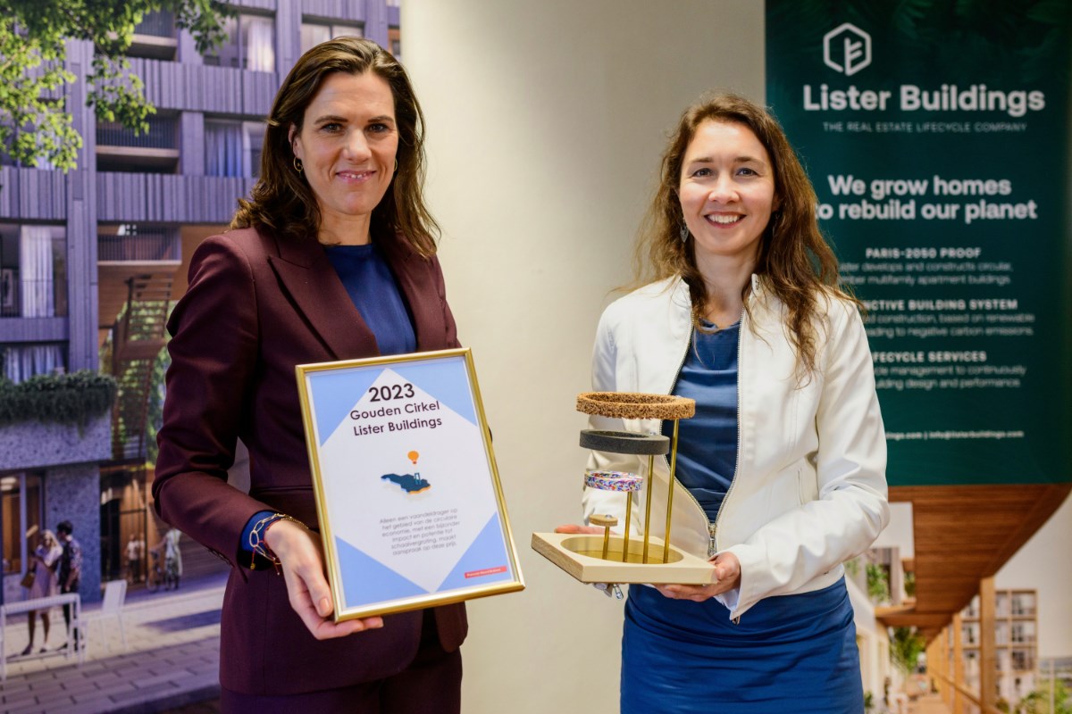 Anne-Marie Spierings -Marie Spierings, gedeputeerde Circulaire Economie provincie Noord-Brabant reikt Gouden Cirkel uit aan Lister Buildings