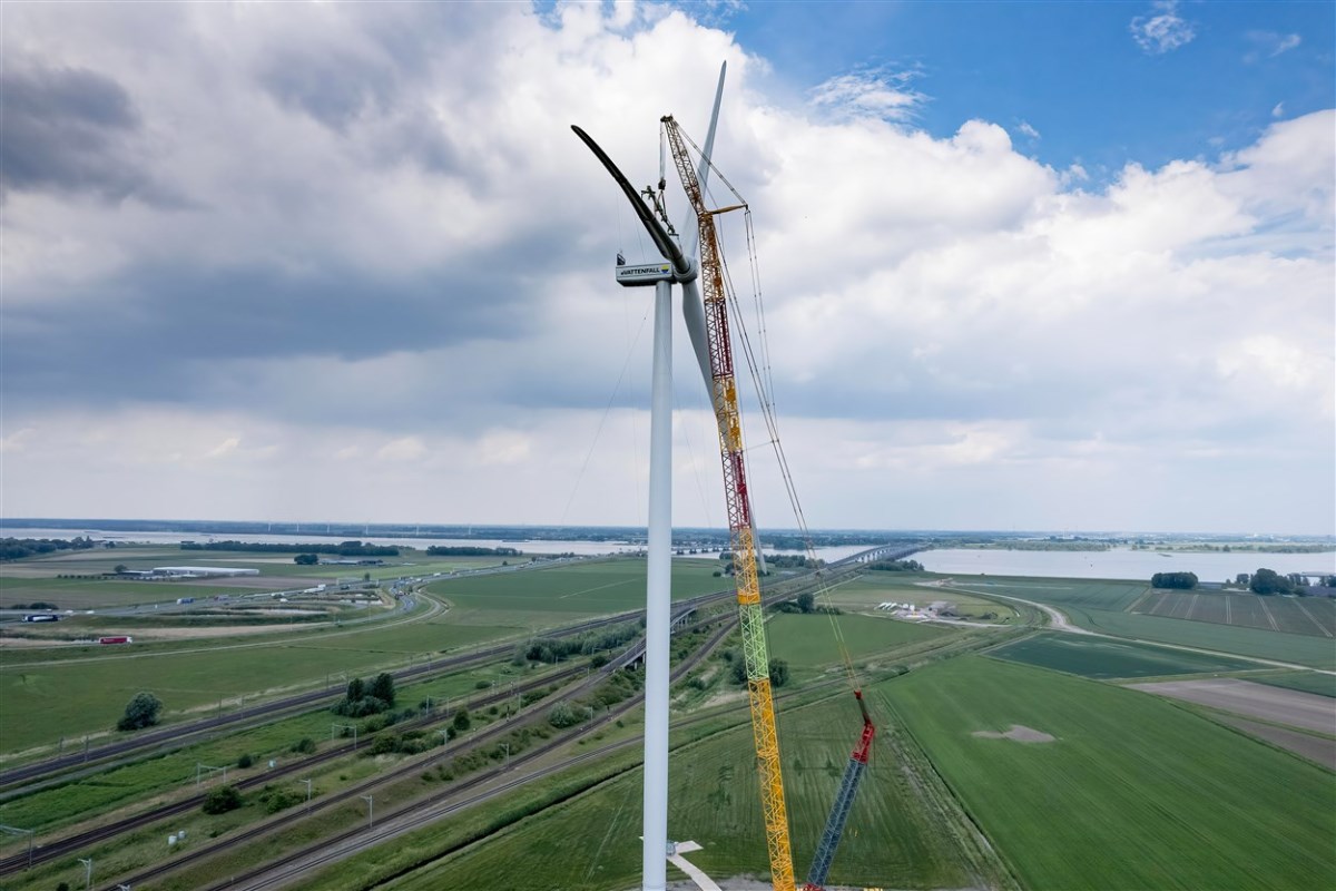 Bouw van eerste windturbine langs de A16